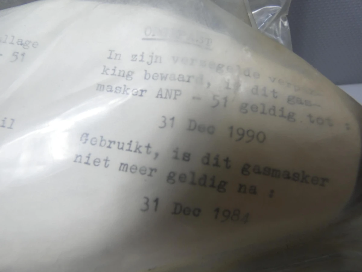 2 gasmaskers met 1 filter