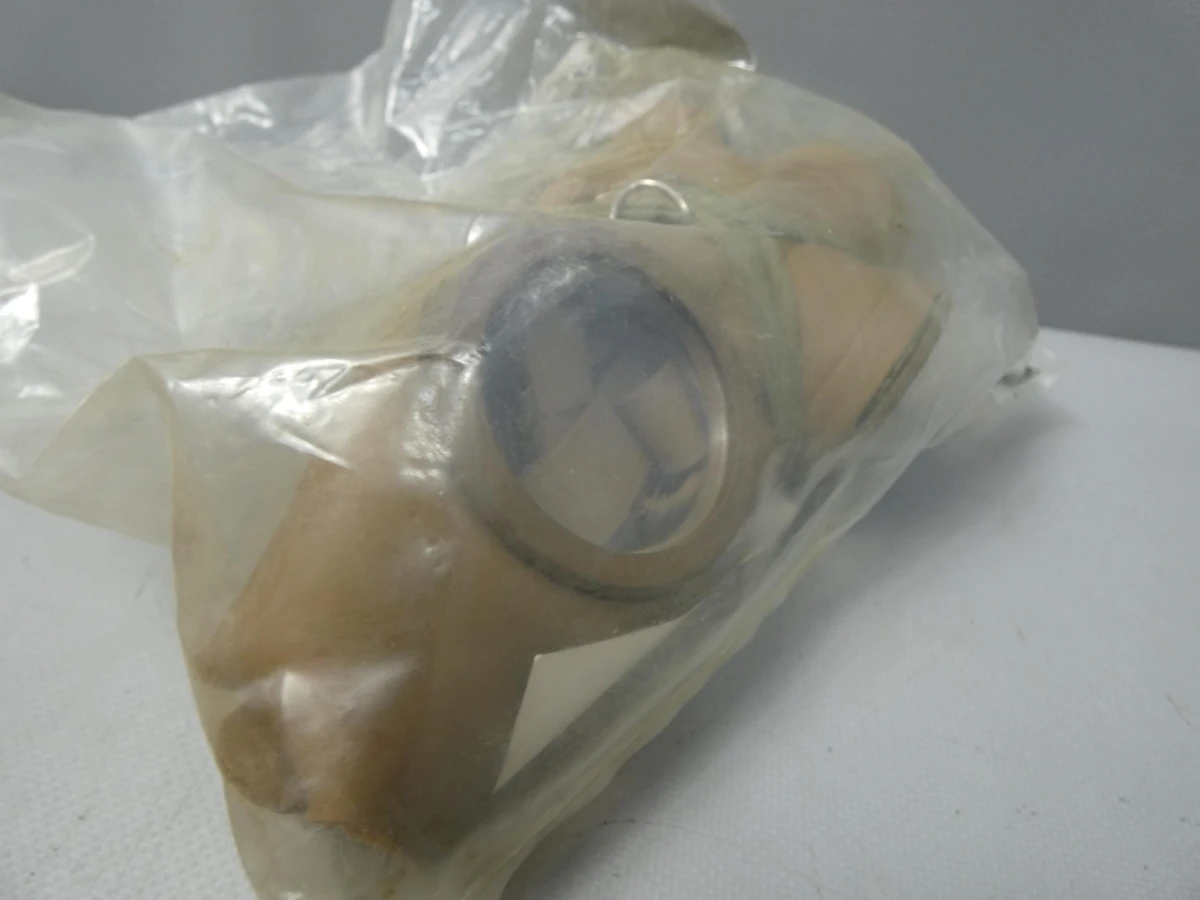 2 gasmaskers met 1 filter