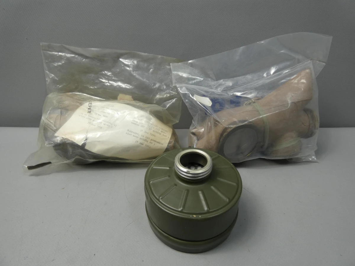 2 gasmaskers met 1 filter