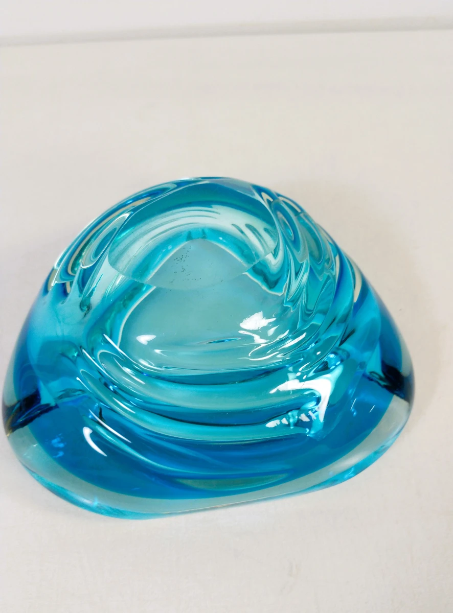 Mondgeblazen glazen blauwe asbak en roze schaal.