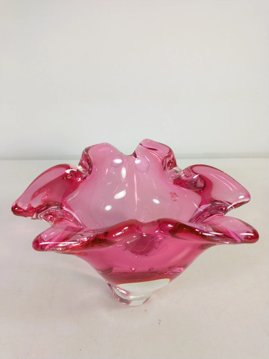 Mondgeblazen glazen blauwe asbak en roze schaal.
