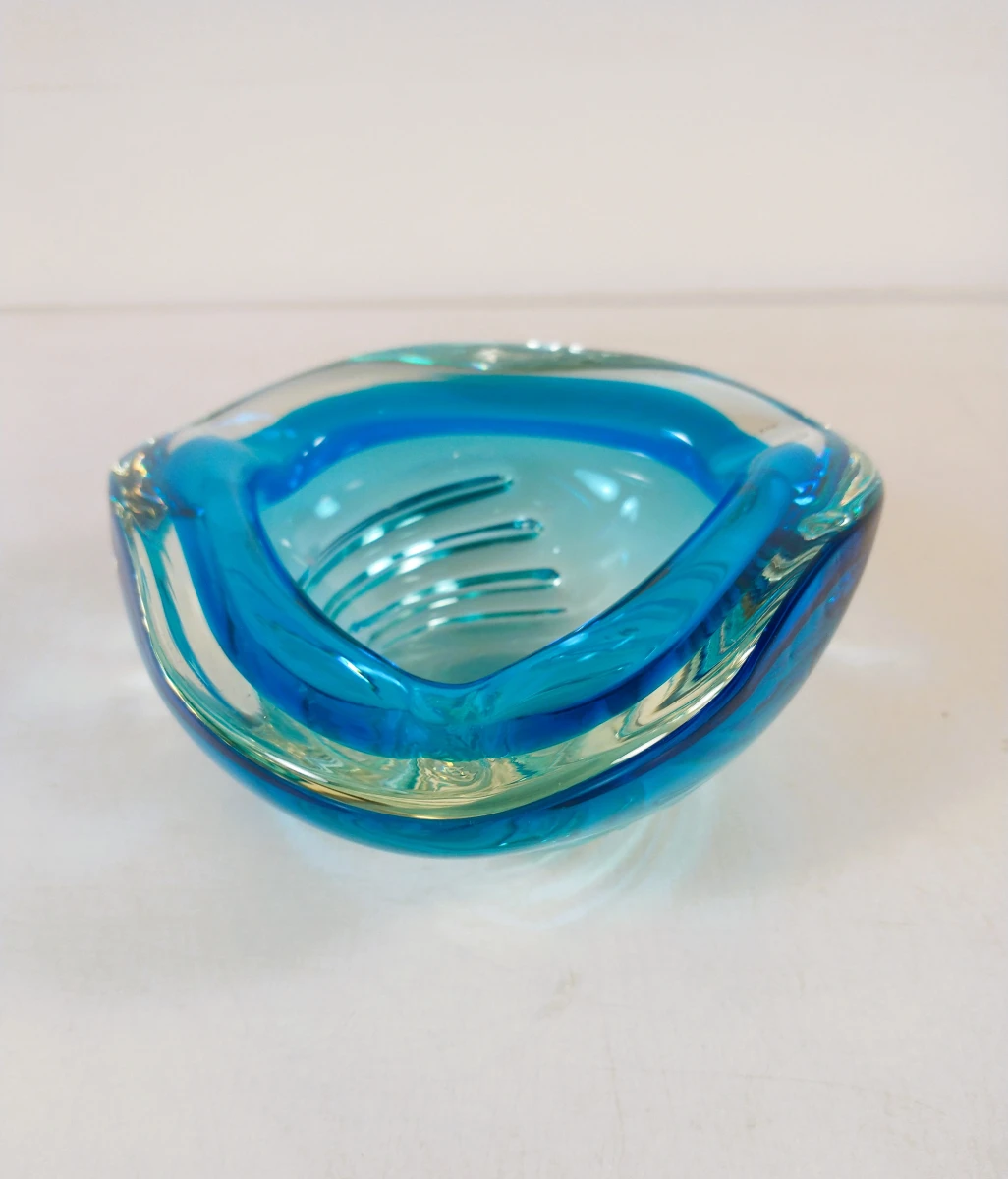 Mondgeblazen glazen blauwe asbak en roze schaal.