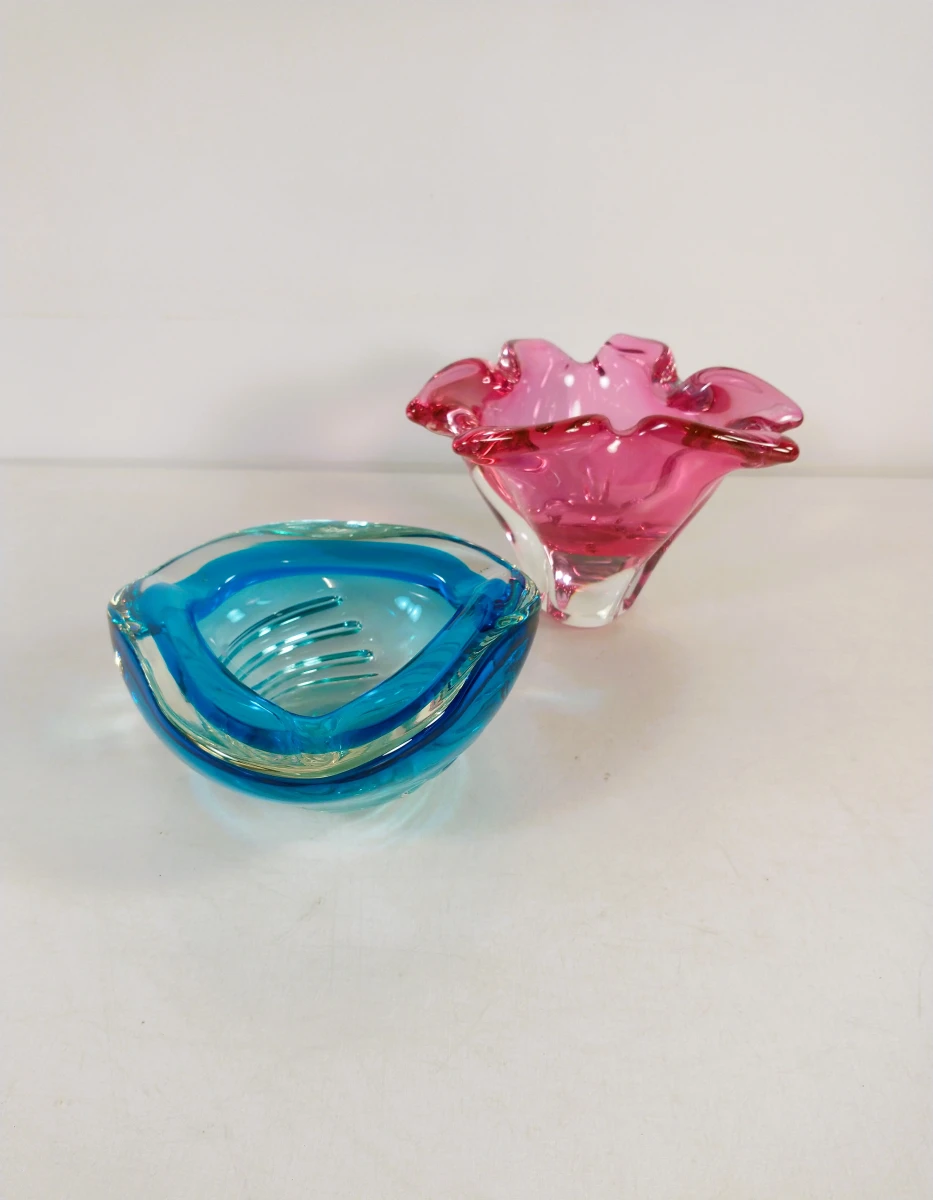 Mondgeblazen glazen blauwe asbak en roze schaal.