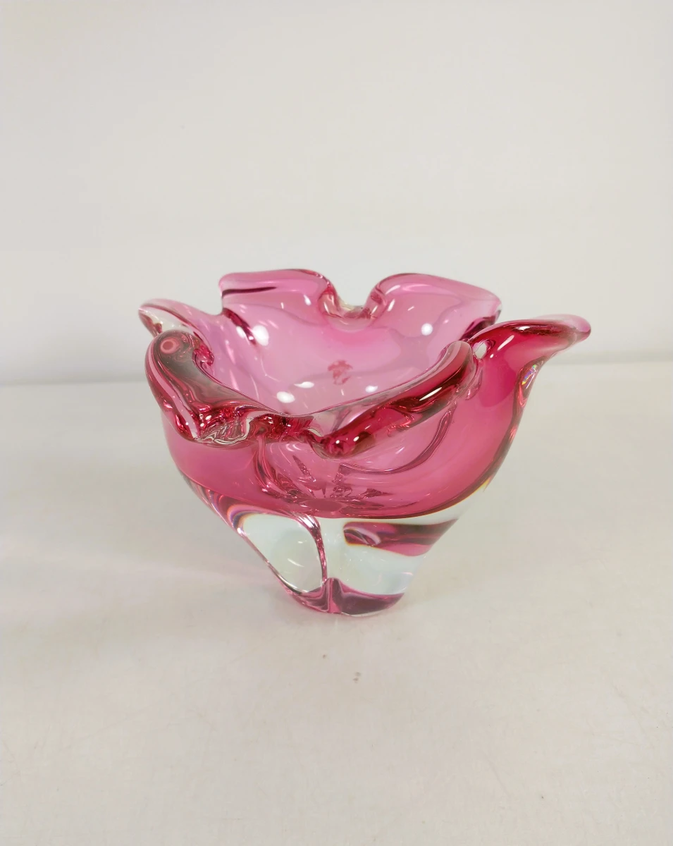 Mondgeblazen glazen blauwe asbak en roze schaal.