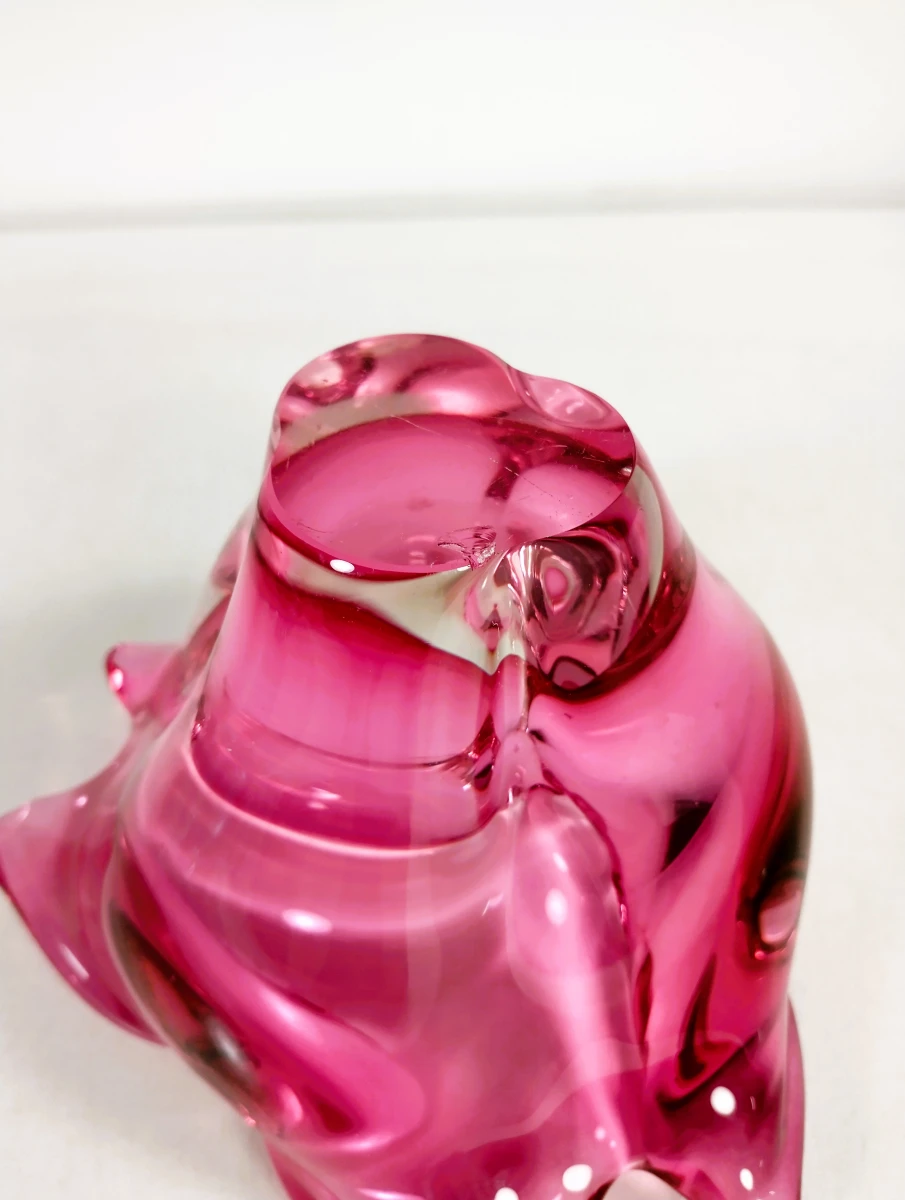 Mondgeblazen glazen blauwe asbak en roze schaal.