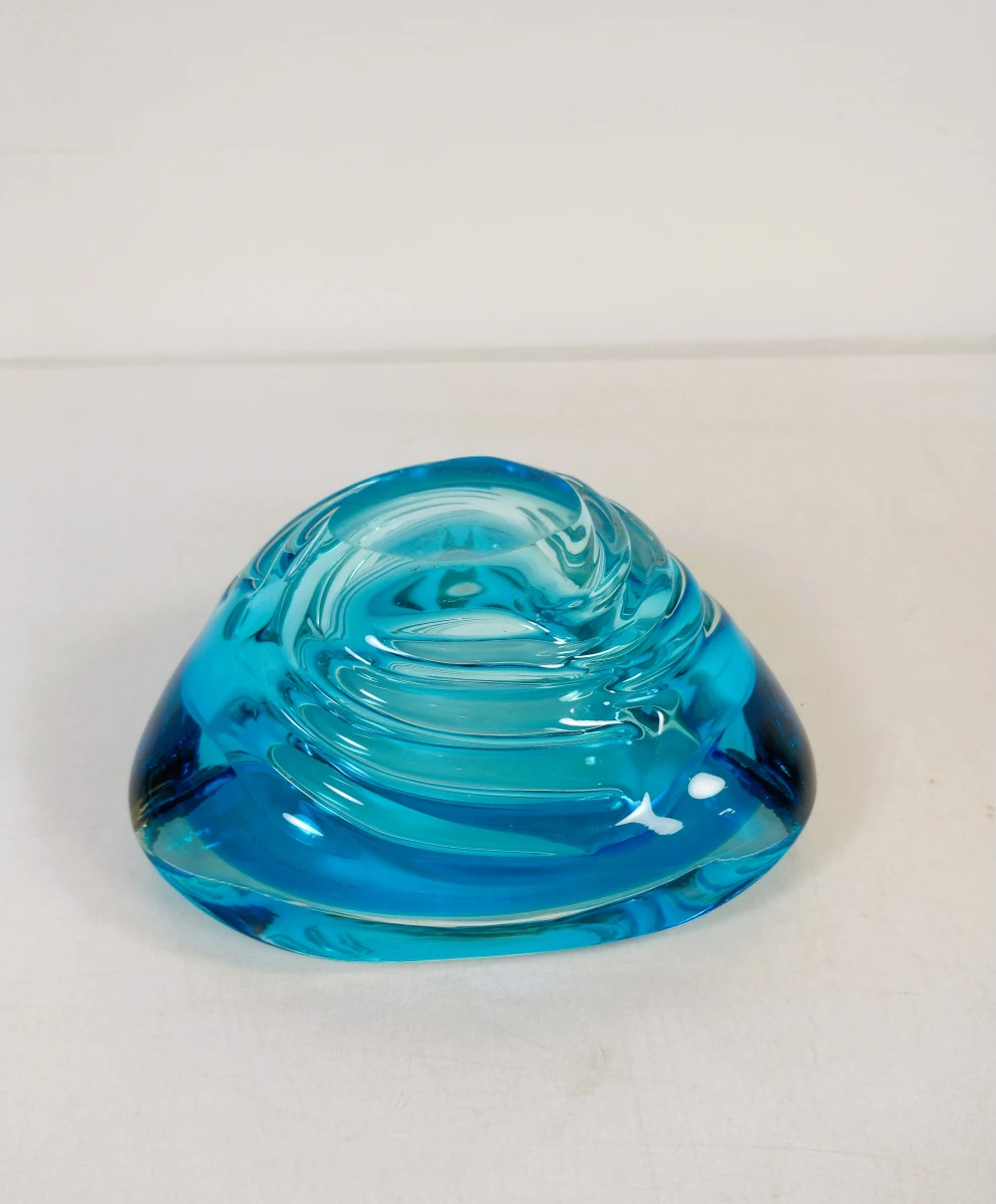 Mondgeblazen glazen blauwe asbak en roze schaal.