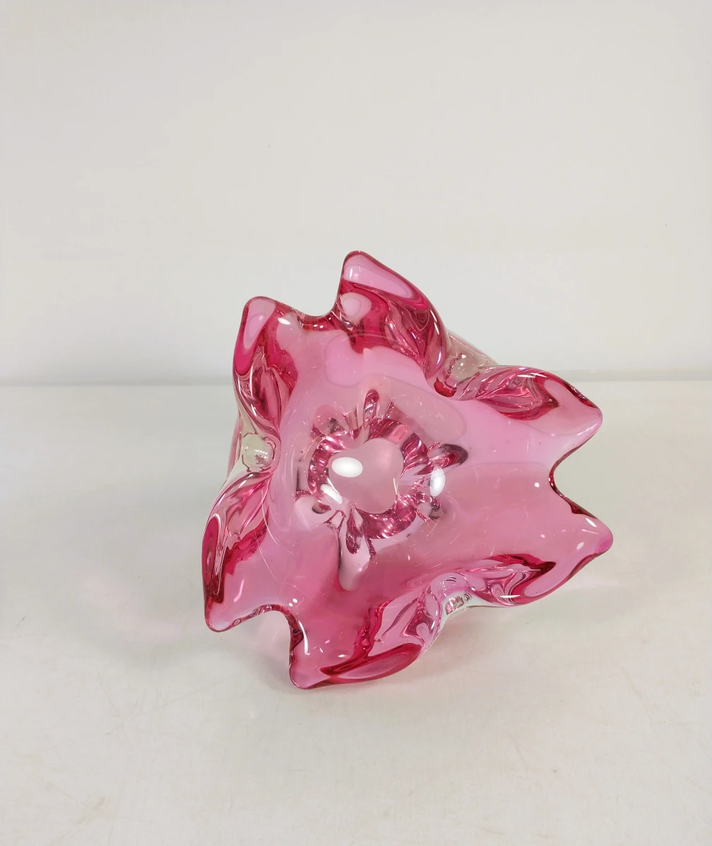 Mondgeblazen glazen blauwe asbak en roze schaal.