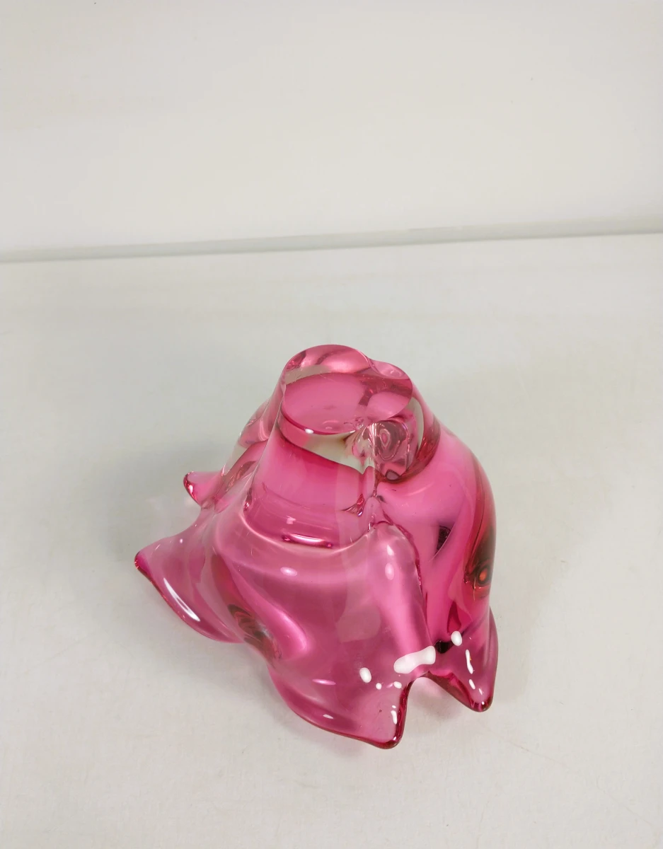 Mondgeblazen glazen blauwe asbak en roze schaal.