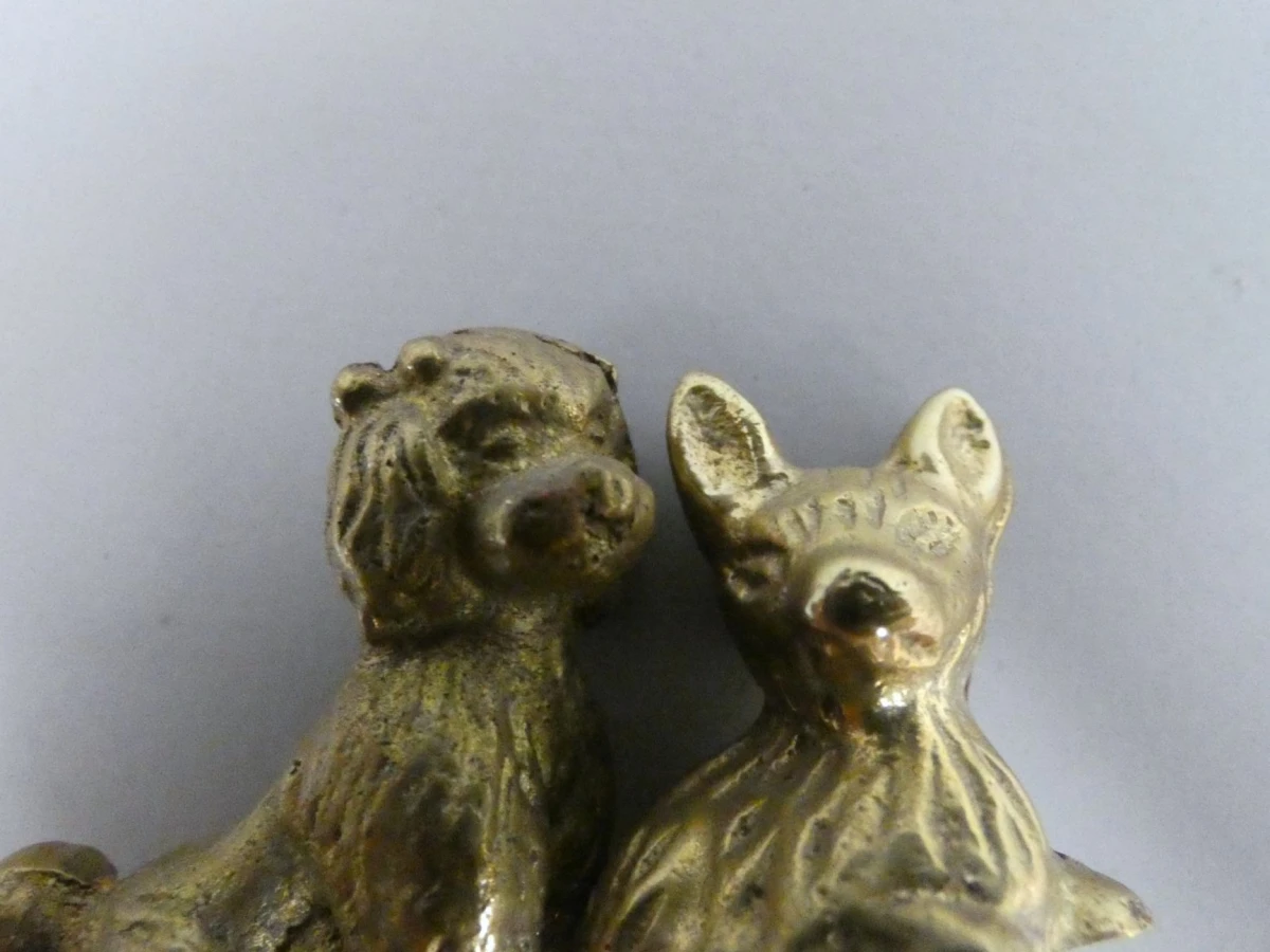 Twee messing dierfiguurtjes
