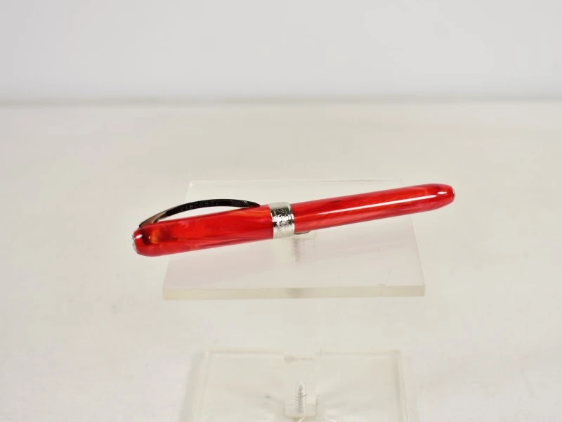 Visconti vulpen in rood gemarmerde hars, met doos.