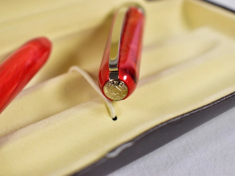Visconti vulpen in rood gemarmerde hars, met doos.
