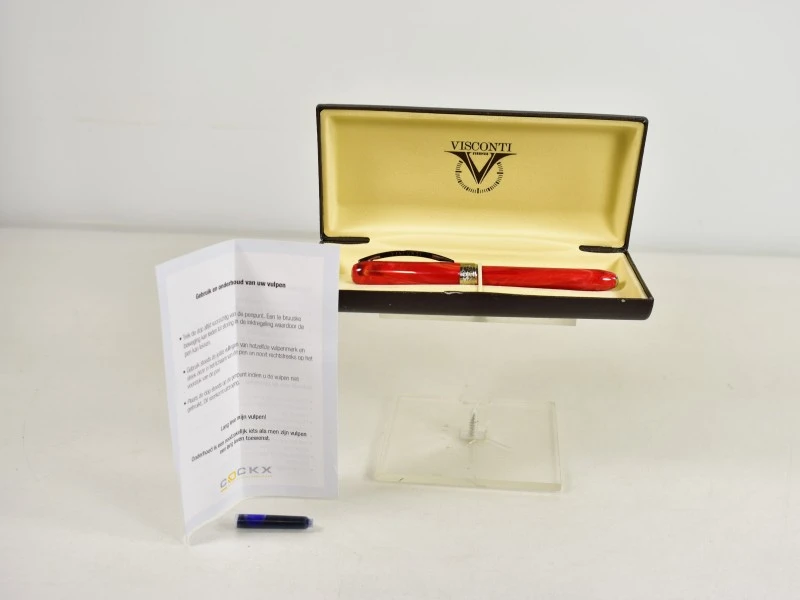 Visconti vulpen in rood gemarmerde hars, met doos.