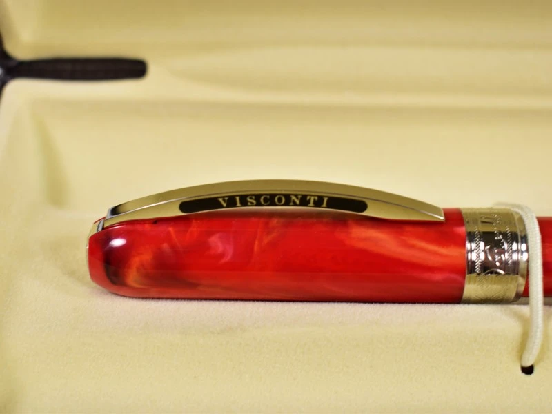 Visconti vulpen in rood gemarmerde hars, met doos.