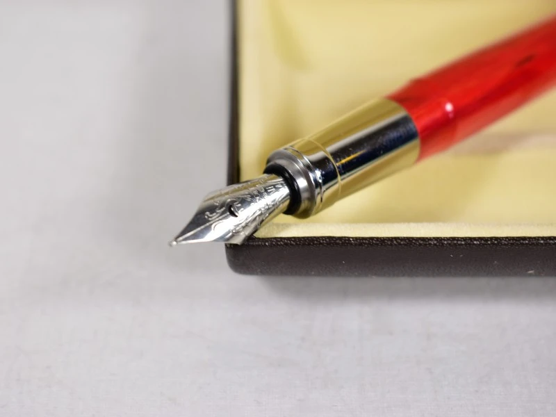 Visconti vulpen in rood gemarmerde hars, met doos.