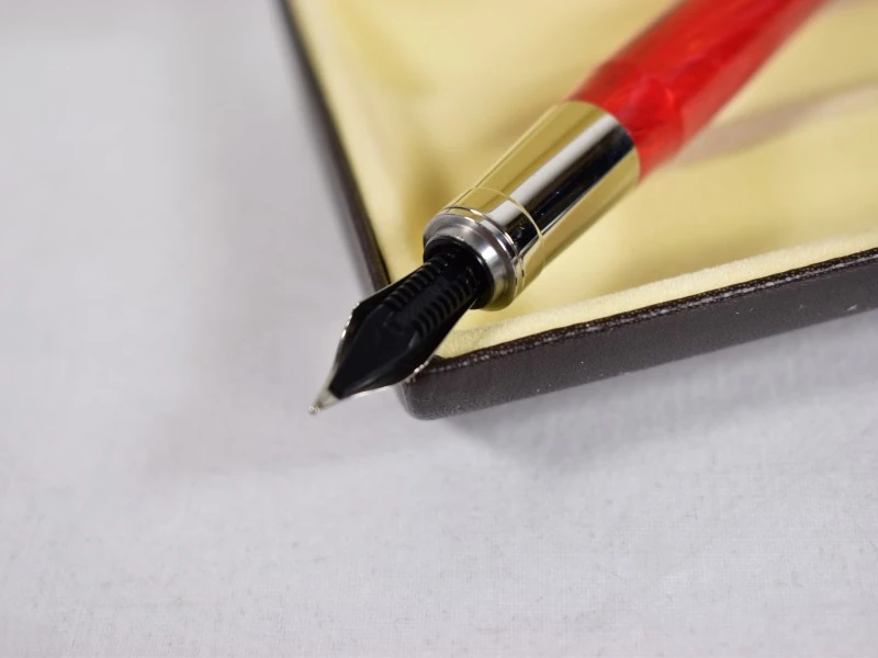 Visconti vulpen in rood gemarmerde hars, met doos.