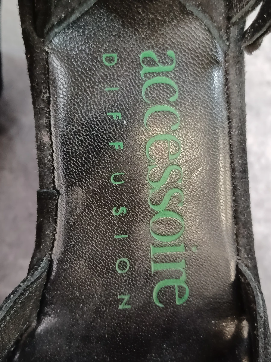 Zwart suède sleehak sandalen met bloemapplicatie - Accesoire Diffusion