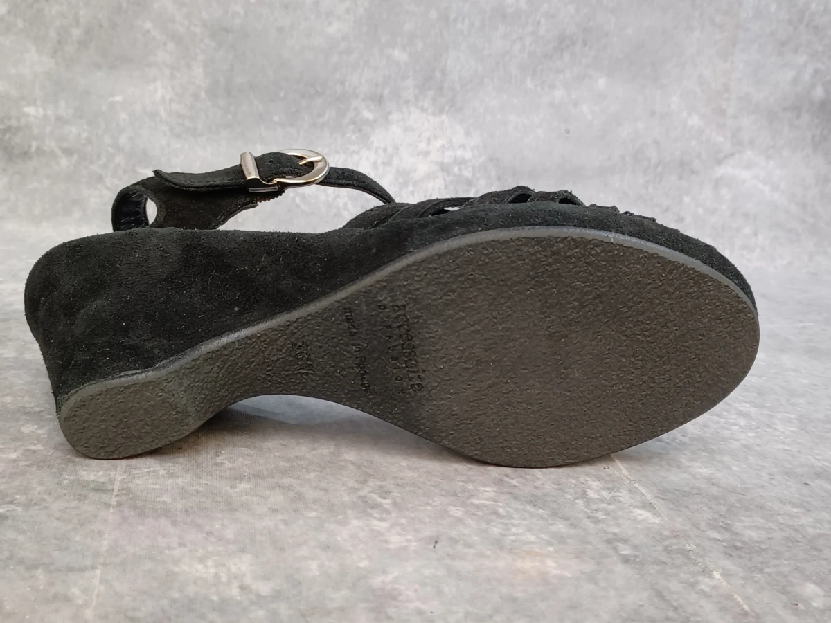 Zwart suède sleehak sandalen met bloemapplicatie - Accesoire Diffusion