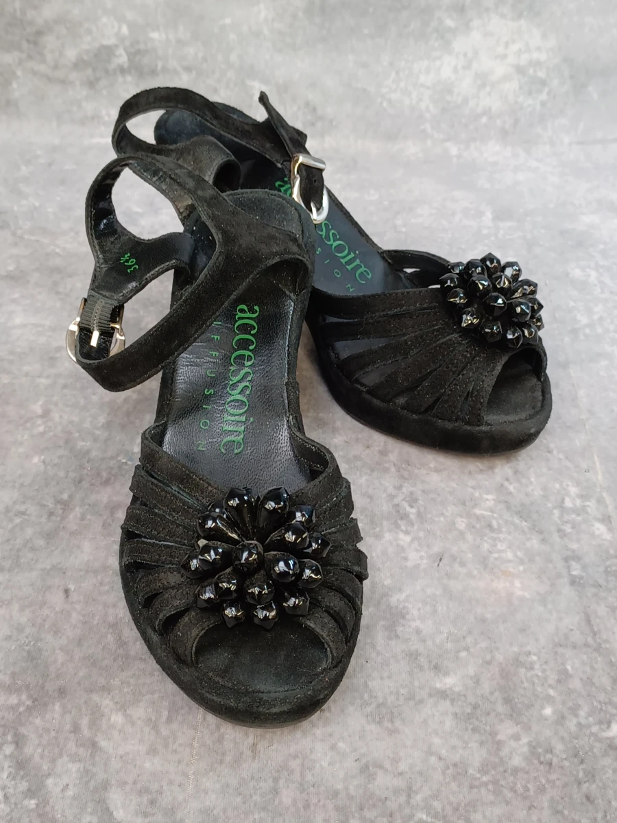 Zwart suède sleehak sandalen met bloemapplicatie - Accesoire Diffusion