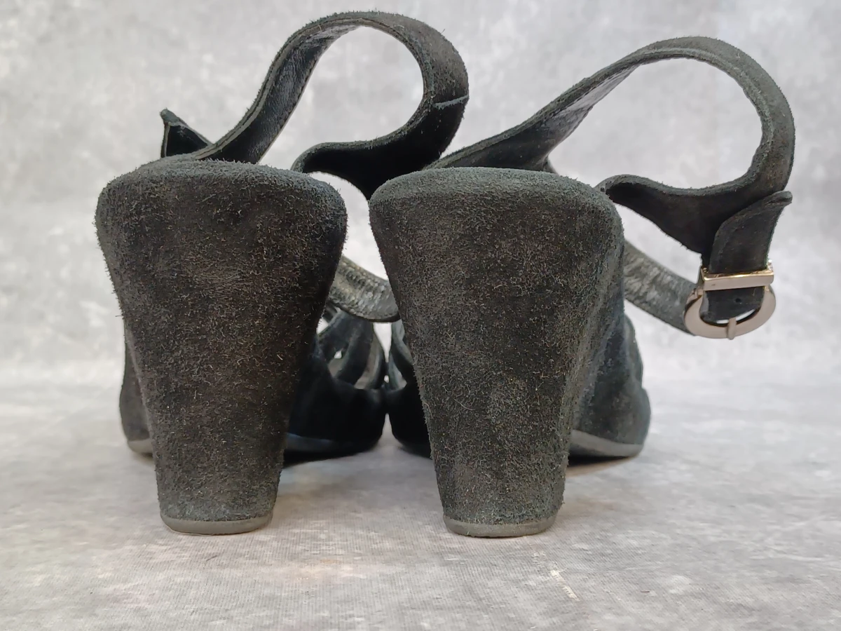 Zwart suède sleehak sandalen met bloemapplicatie - Accesoire Diffusion
