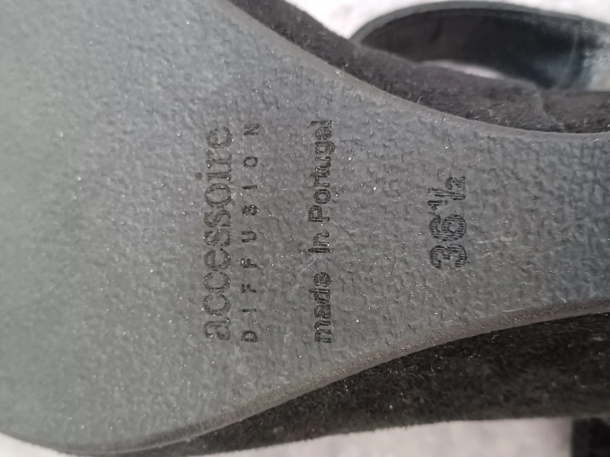 Zwart suède sleehak sandalen met bloemapplicatie - Accesoire Diffusion