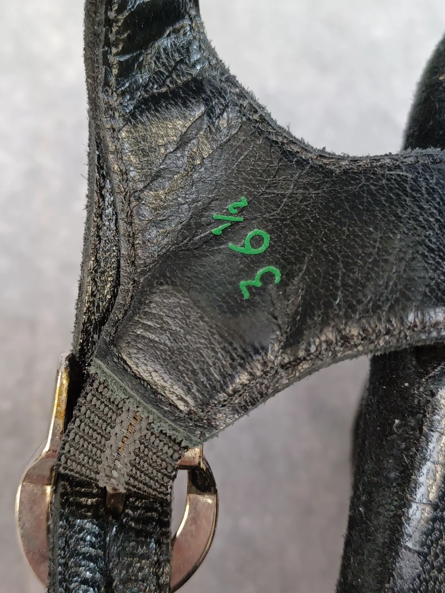 Zwart suède sleehak sandalen met bloemapplicatie - Accesoire Diffusion