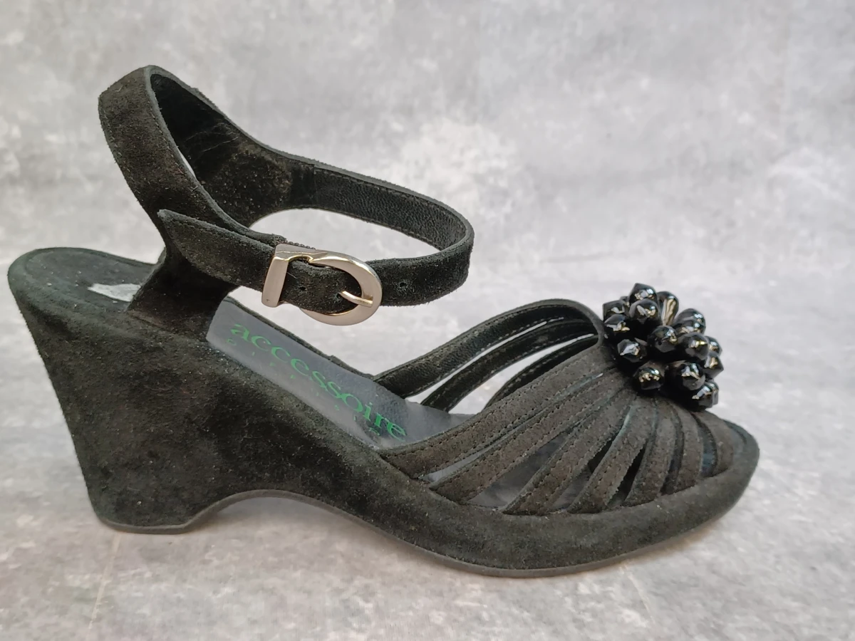 Zwart suède sleehak sandalen met bloemapplicatie - Accesoire Diffusion