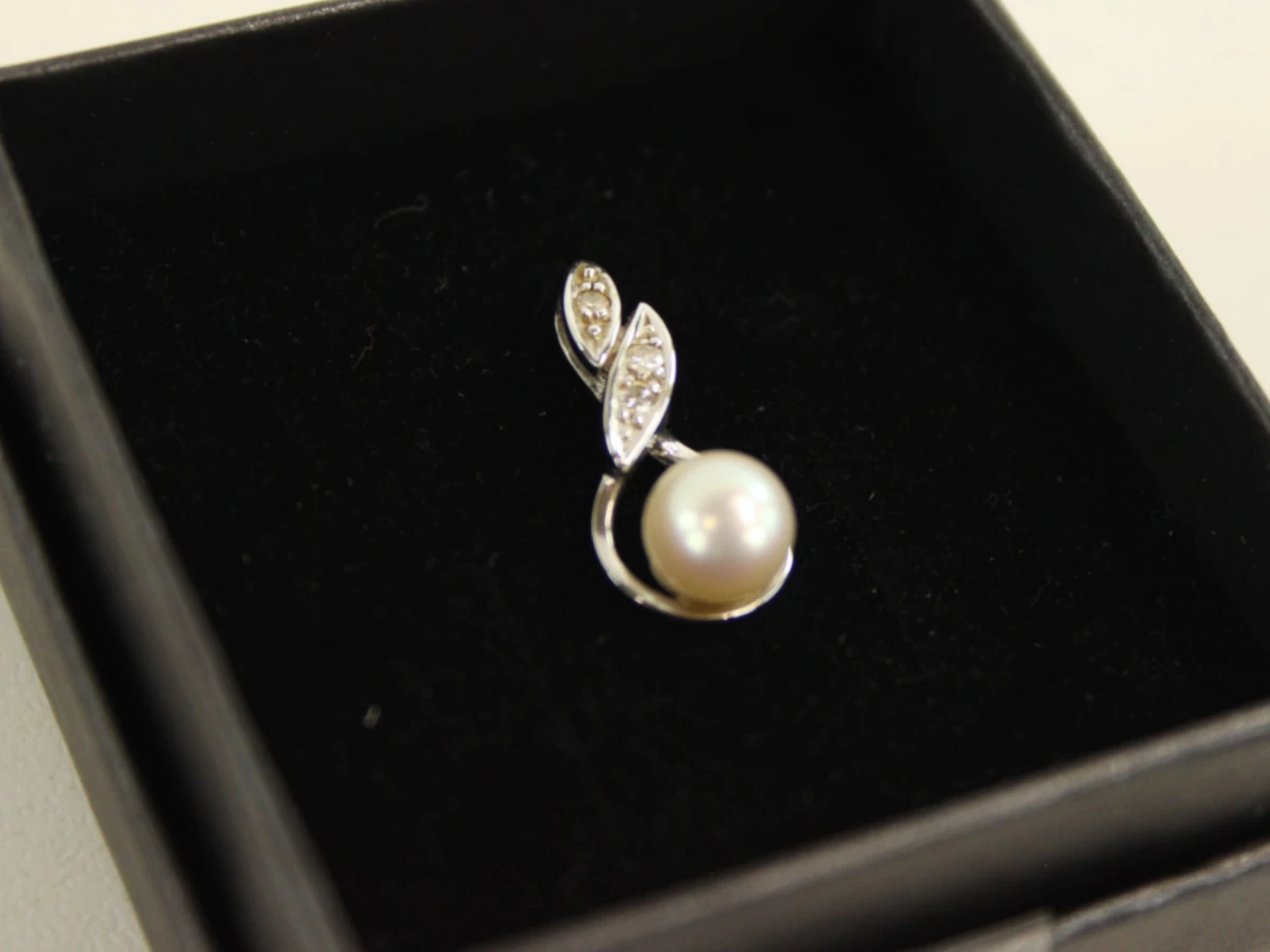 18k witgouden hanger met parel & diamantjes - Joachim Köhle