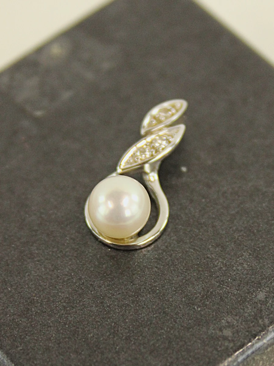 18k witgouden hanger met parel & diamantjes - Joachim Köhle