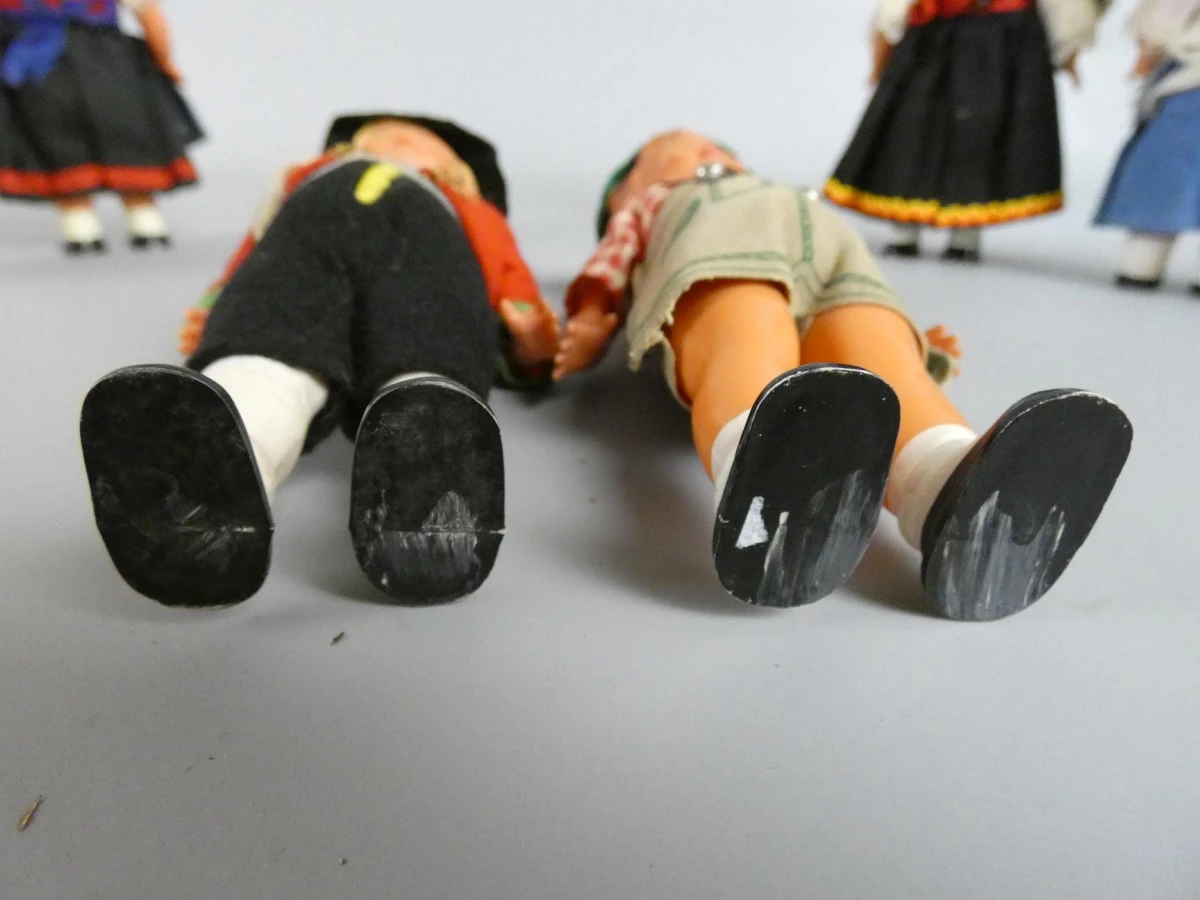 8 Klederdrachtpoppen met opwindsleutel