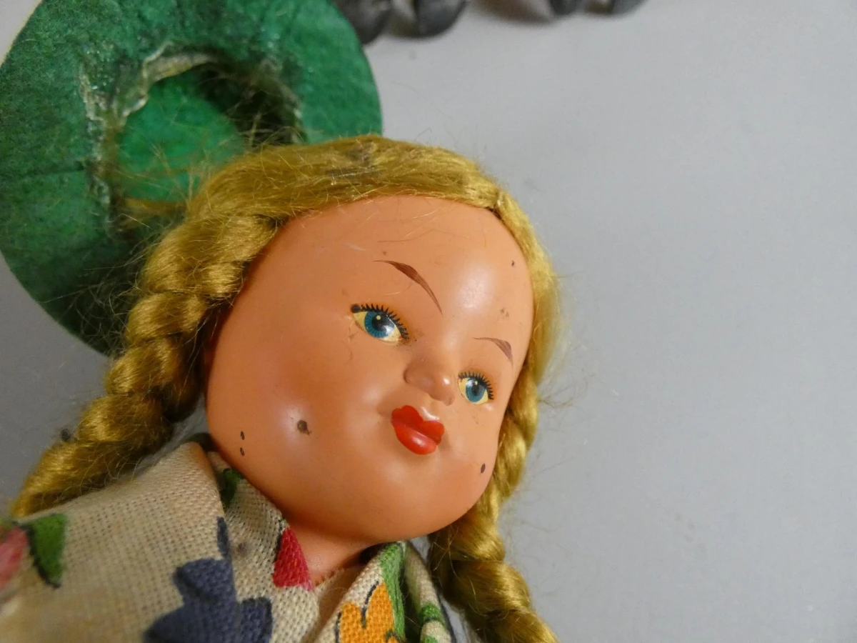 8 Klederdrachtpoppen met opwindsleutel