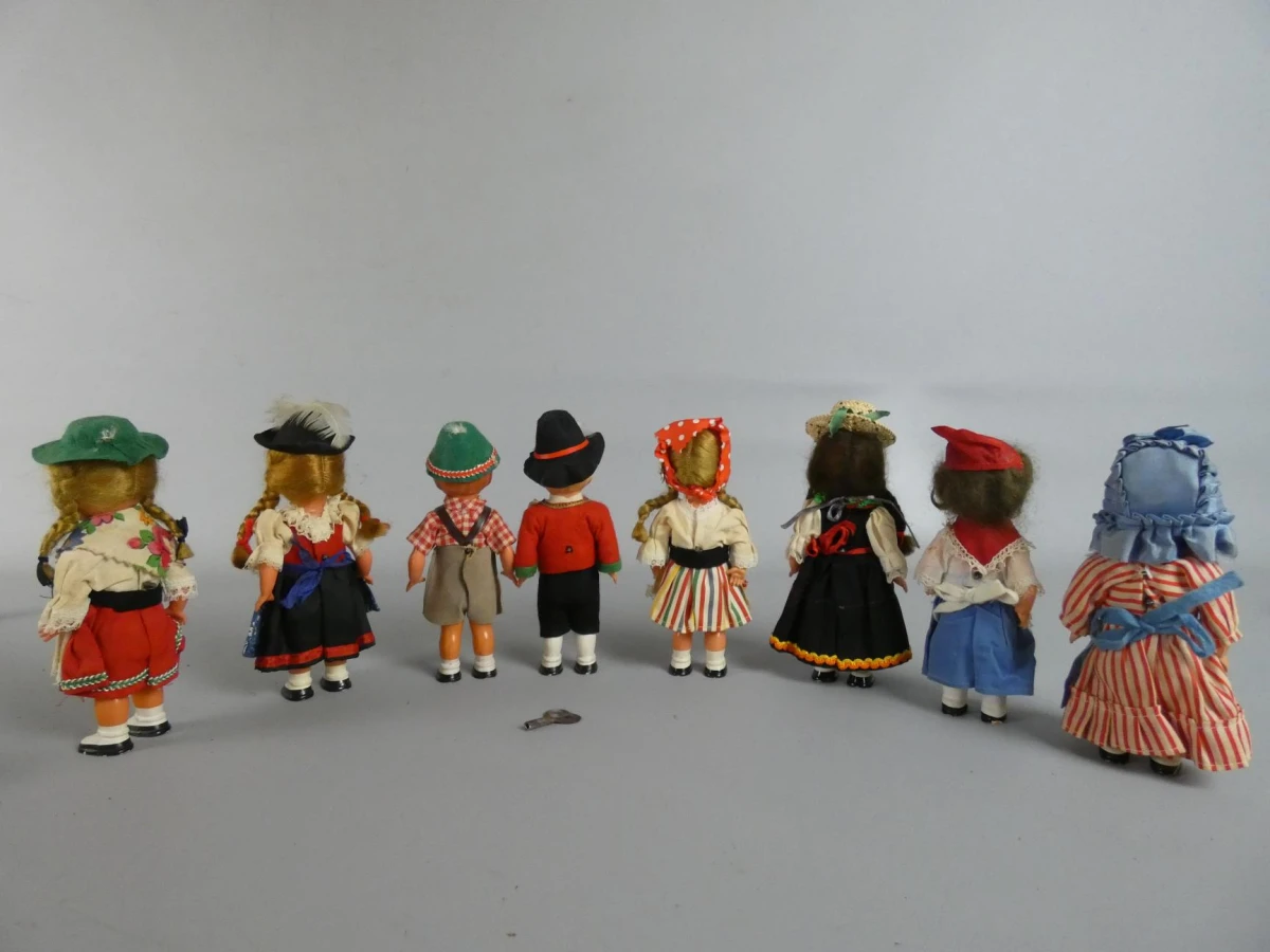 8 Klederdrachtpoppen met opwindsleutel