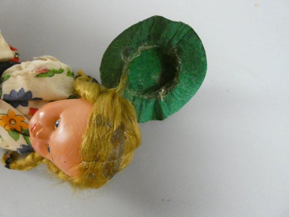 8 Klederdrachtpoppen met opwindsleutel