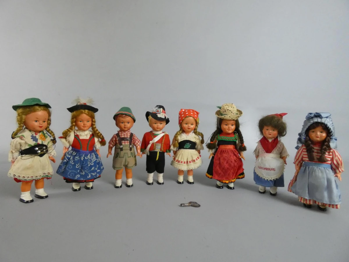 8 Klederdrachtpoppen met opwindsleutel
