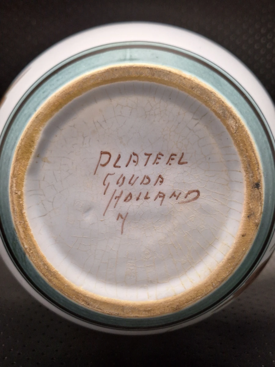 Sfeervolle vintage Plateelvaas – Plateel Gouda Holland handbeschilderd keramiek