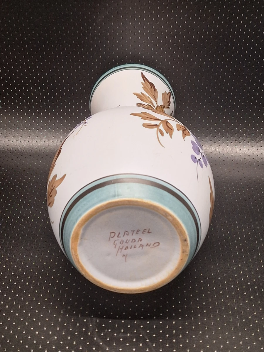 Sfeervolle vintage Plateelvaas – Plateel Gouda Holland handbeschilderd keramiek