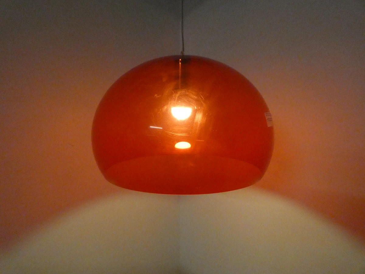 Oranje hanglamp Kartell Fly design Fermuccio Laviani