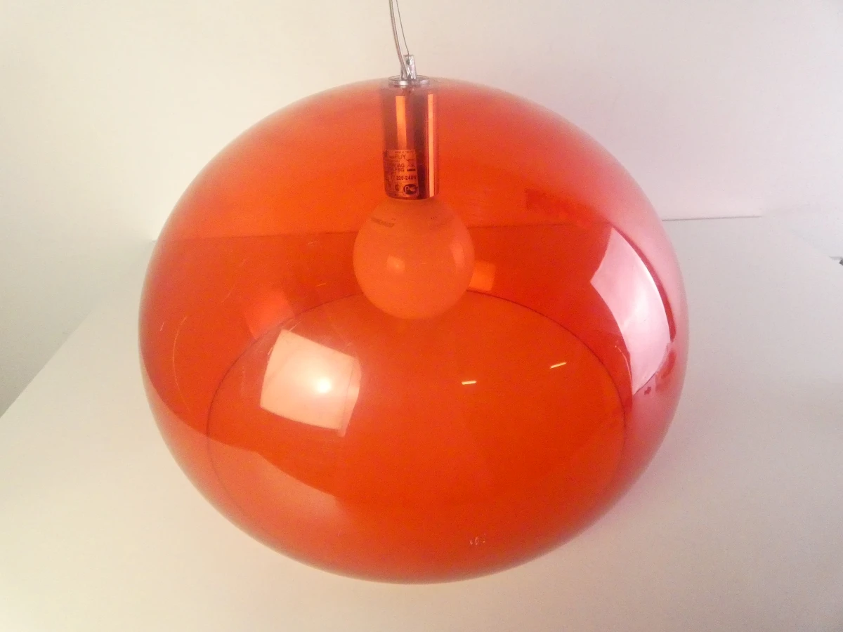 Oranje hanglamp Kartell Fly design Fermuccio Laviani
