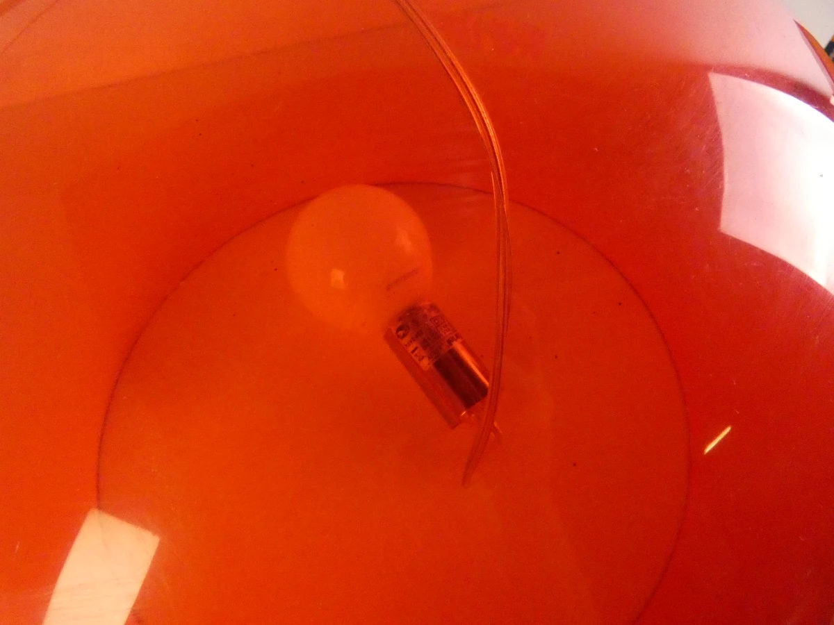 Oranje hanglamp Kartell Fly design Fermuccio Laviani