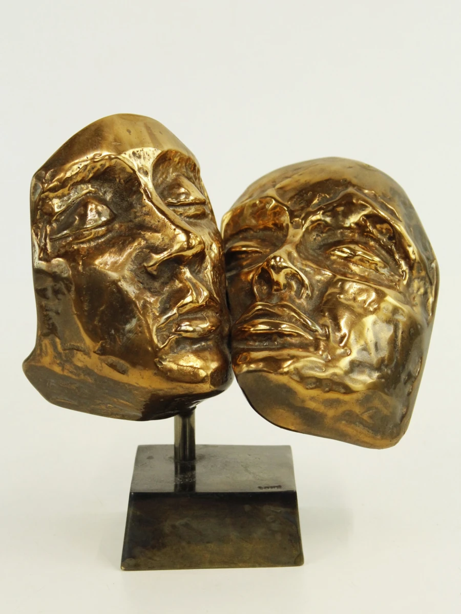 Yves Lohé -"Deux Visages" bronzen beeld met goudkleurige patina op marmeren sokkel gesigneerd