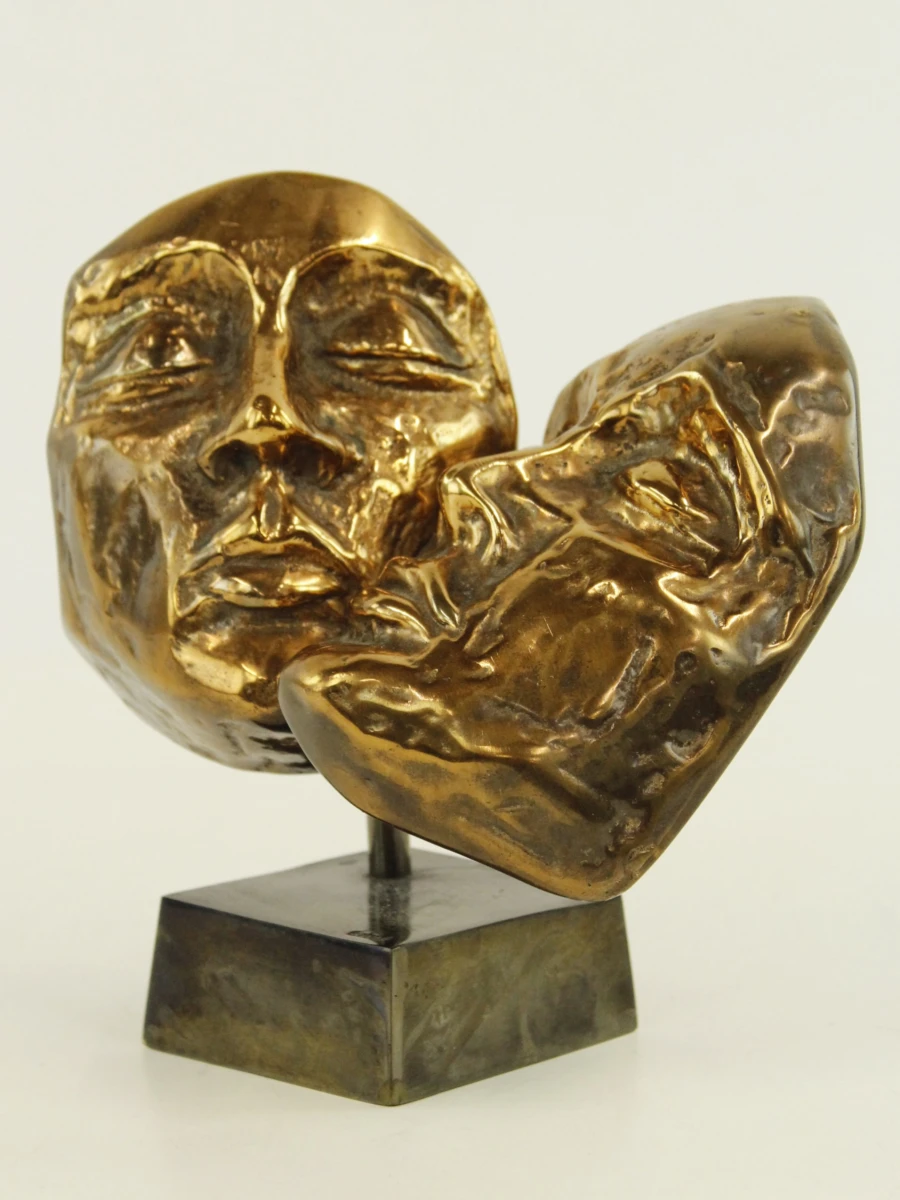 Yves Lohé -"Deux Visages" bronzen beeld met goudkleurige patina op marmeren sokkel gesigneerd