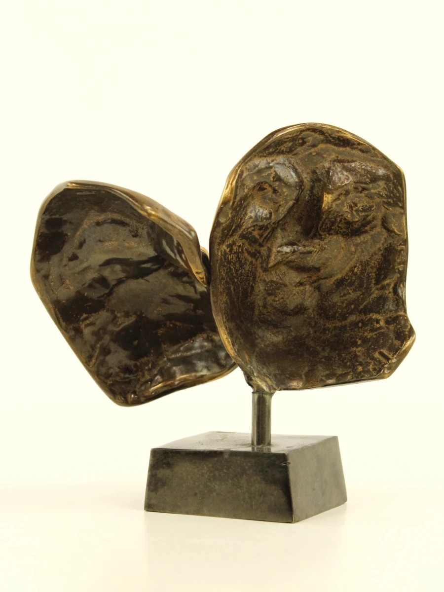 Yves Lohé -"Deux Visages" bronzen beeld met goudkleurige patina op marmeren sokkel gesigneerd