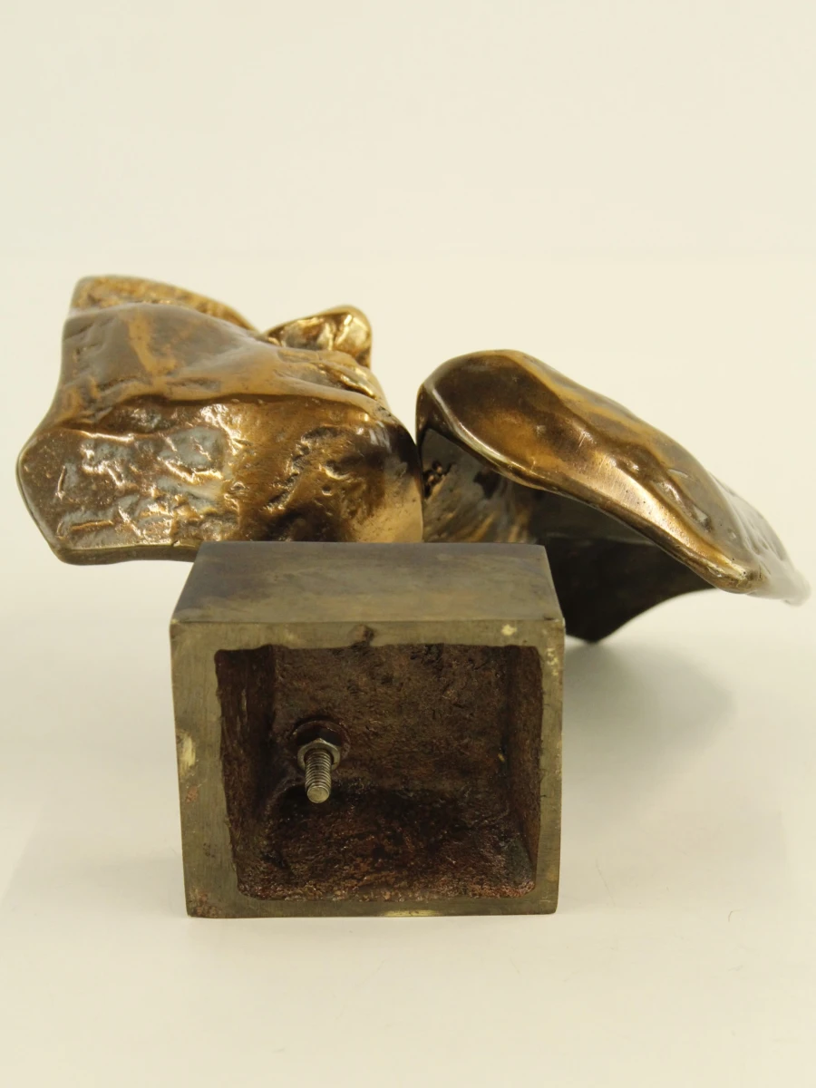Yves Lohé -"Deux Visages" bronzen beeld met goudkleurige patina op marmeren sokkel gesigneerd