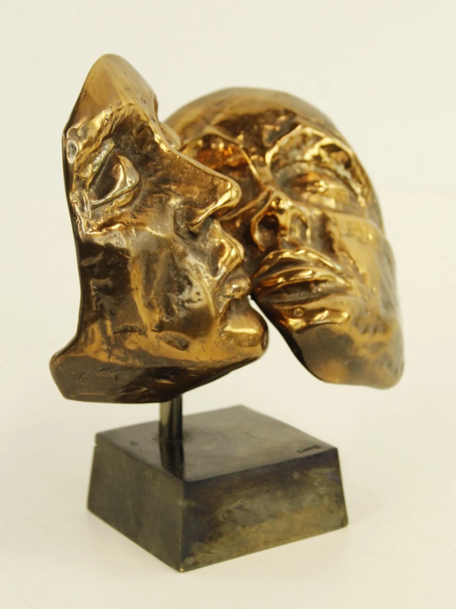 Yves Lohé -"Deux Visages" bronzen beeld met goudkleurige patina op marmeren sokkel gesigneerd