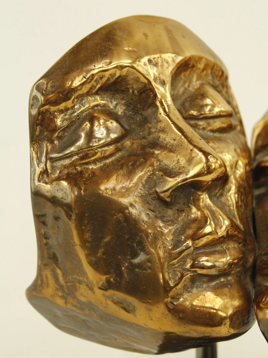 Yves Lohé -"Deux Visages" bronzen beeld met goudkleurige patina op marmeren sokkel gesigneerd