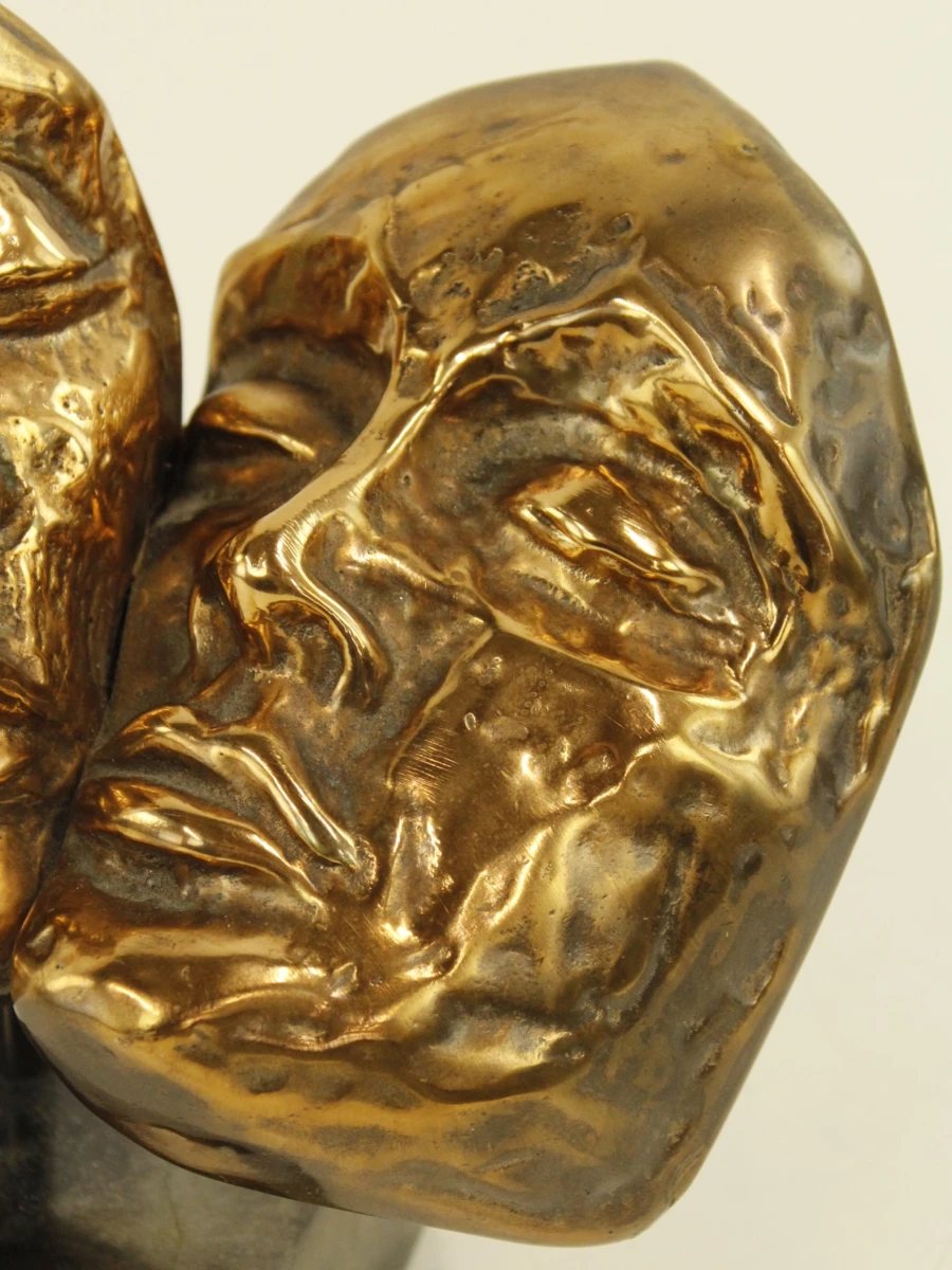 Yves Lohé -"Deux Visages" bronzen beeld met goudkleurige patina op marmeren sokkel gesigneerd