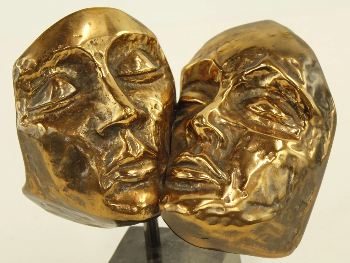 Yves Lohé -"Deux Visages" bronzen beeld met goudkleurige patina op marmeren sokkel gesigneerd