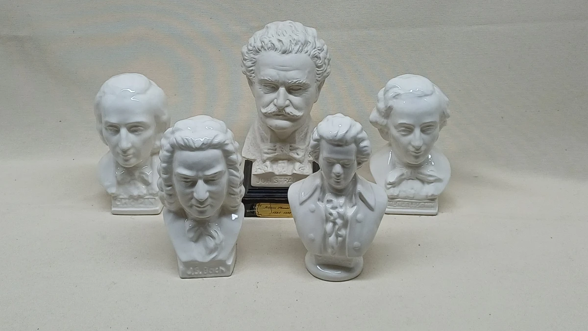 Set van 5 porseleinen bustes van klassieke componisten
