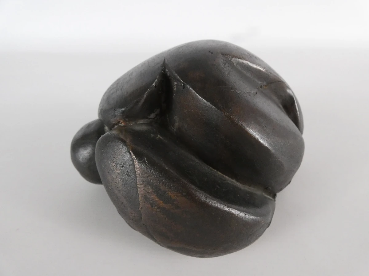 Abstracte sculptuur van massief brons