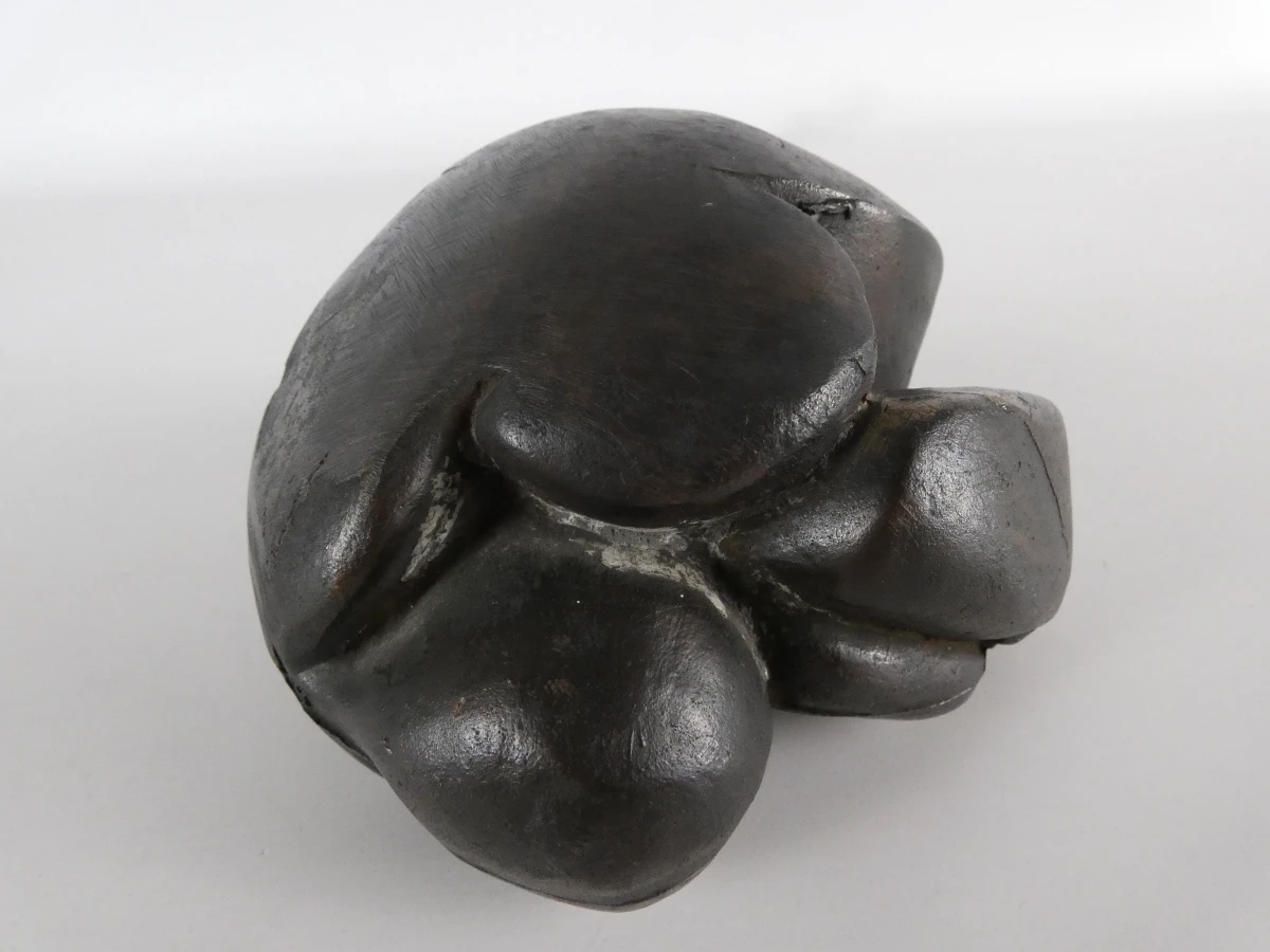 Abstracte sculptuur van massief brons