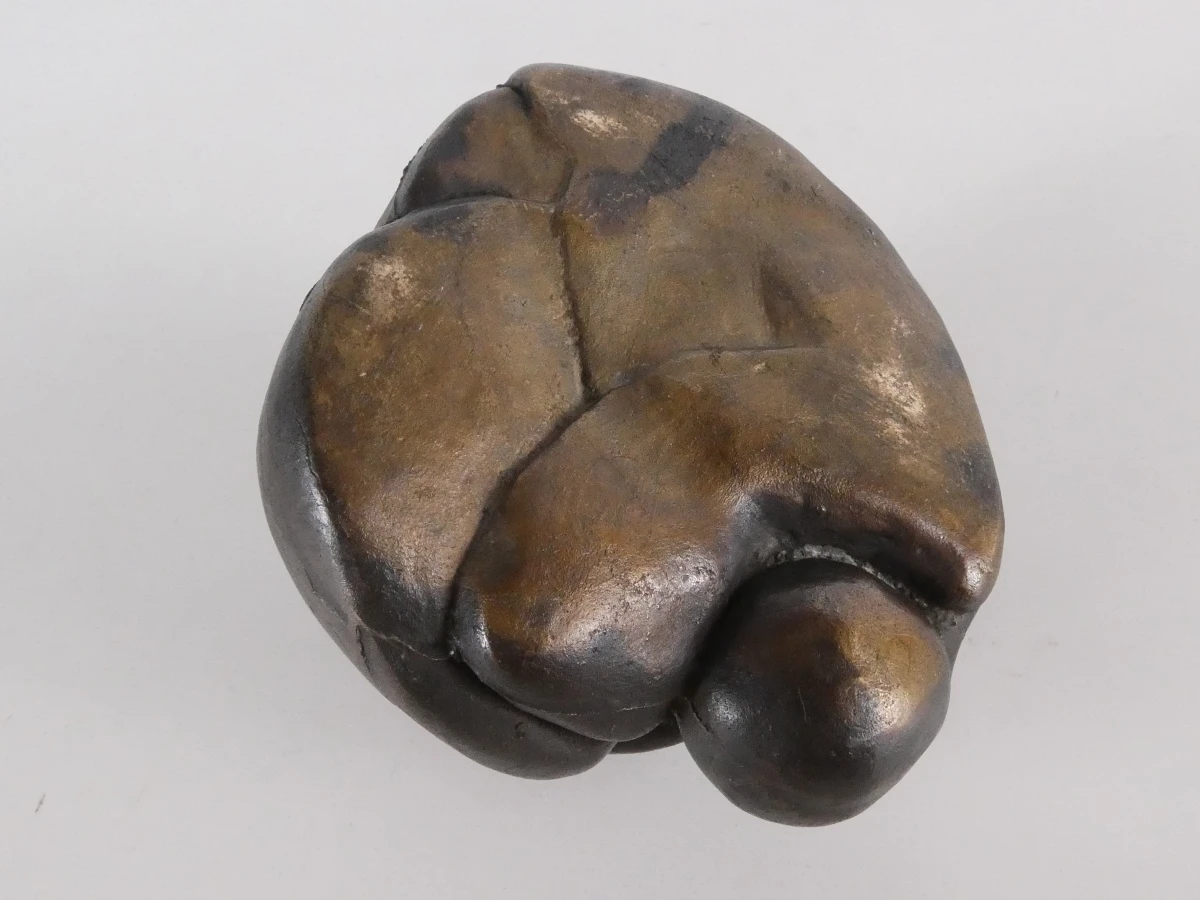 Abstracte sculptuur van massief brons